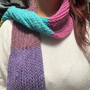 BEAUTIFUL HANDMADE KNITTED SCARF